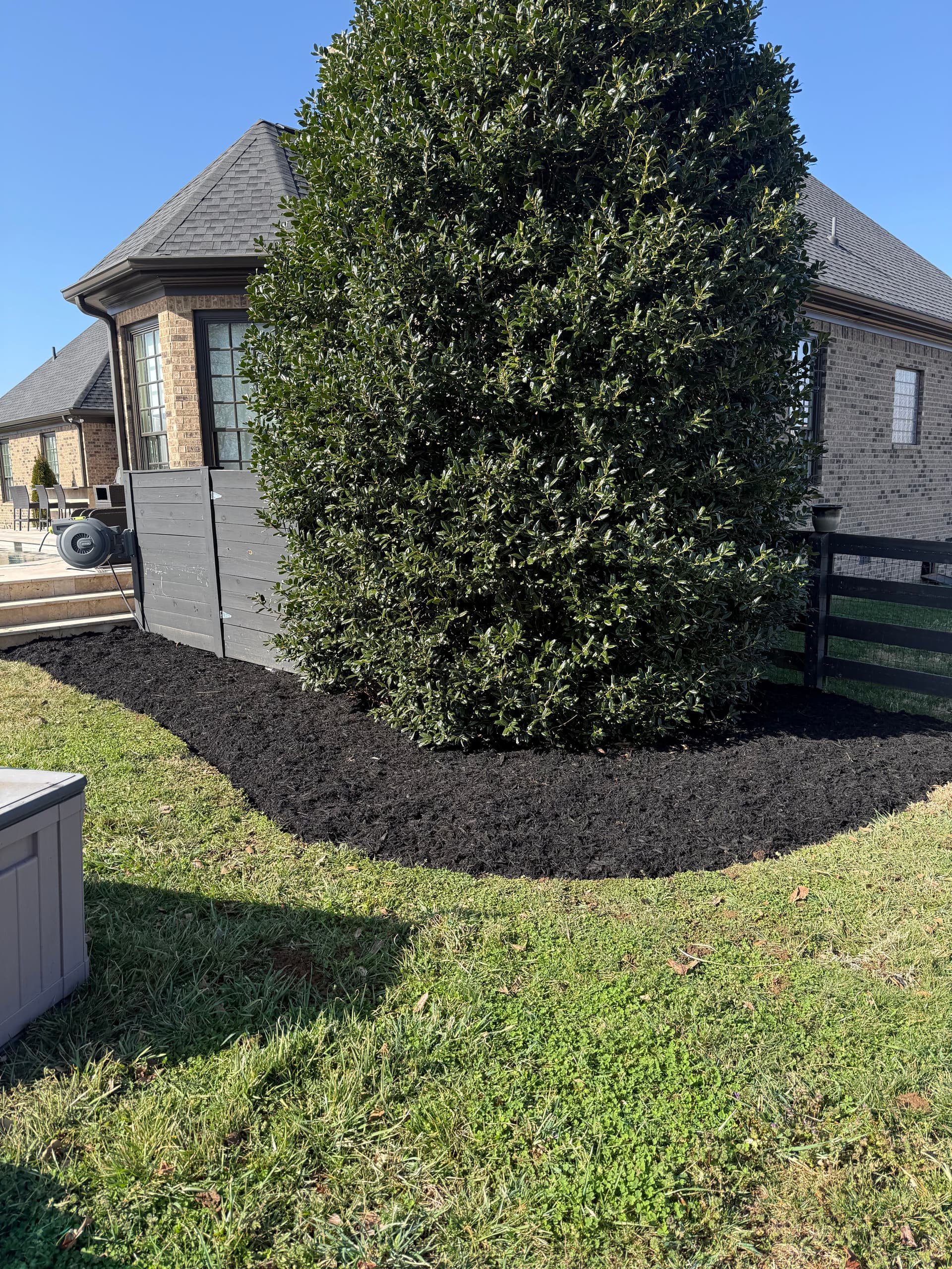 Gallery photos for 30 Yards of Mulch and a Full Landscape Cleanup Done Right: Image #3