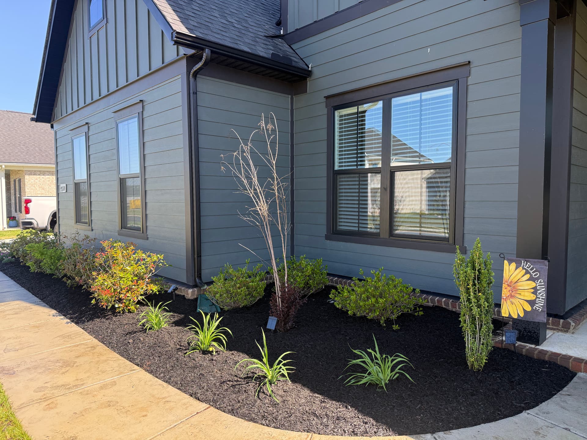Gallery photos for Fresh Mulch and New Plants Give This Front Yard a Sharper Look: Image #1