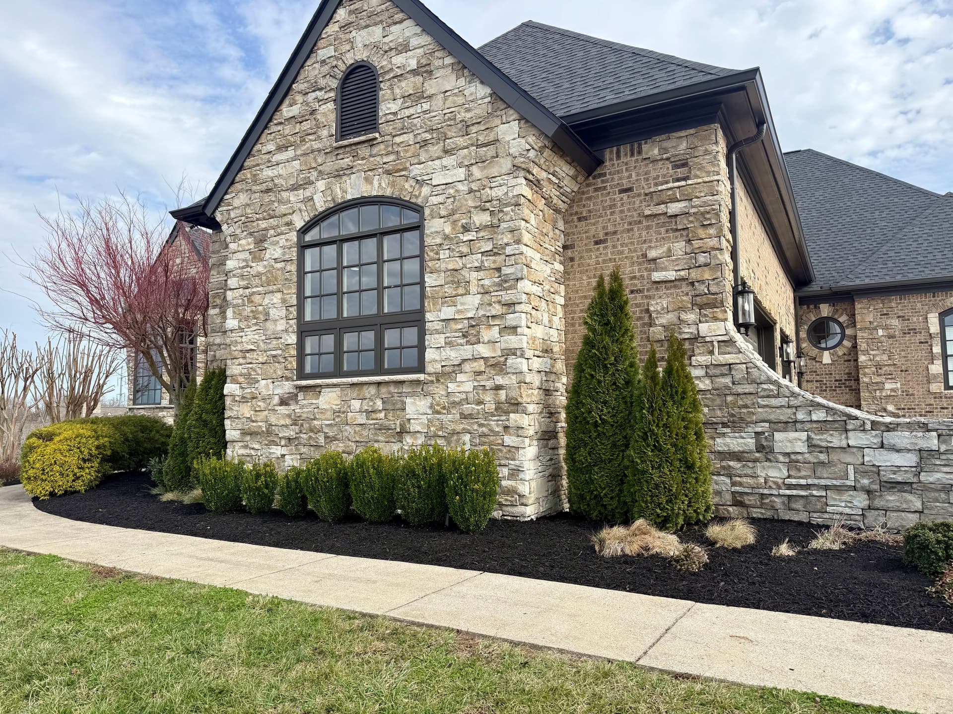 Gallery photos for 30 Yards of Mulch and a Full Landscape Cleanup Done Right: Image #1